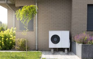 warmtepomp-bruin-gevel-boompje